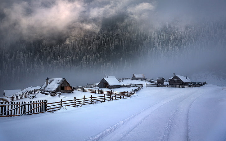 дървена къща, покрита със сняг, природа, пейзаж, бял, студ, зима, кабина, ограда, пътека, планини, сняг, гора, мъгла, облаци, слънчева светлина, HD тапет