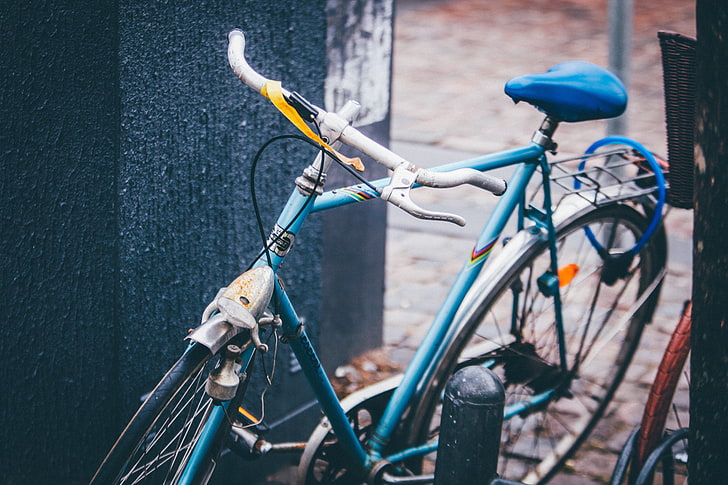 vélo de banlieue bleu, vélo, transport, parking, Fond d'écran HD