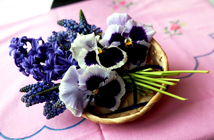white-and-black flowers, hyacinth, muscari, pansies, flowers, bouquet, basket, HD wallpaper