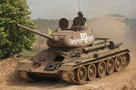 Человек на коричневом боевом танке Bnepea 82, танк, советский, средний, Т-34-85, HD обои HD wallpaper