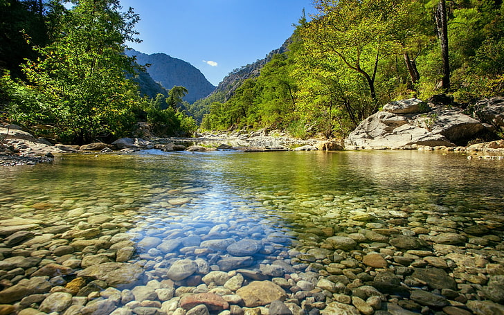 Rivière Zrmanja dans le nord de la Dalmatie Croatie eau claire roches gravier forêt arbres verts ciel bleu paysage Hd fond d'écran 3840 × 2400, Fond d'écran HD