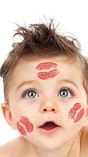 Chico lindo con lápiz labial en su rostro, marcas de beso rojo, bebé, labios, lindo, niño, símbolo, cara, lápiz labial, Fondo de pantalla HD HD wallpaper
