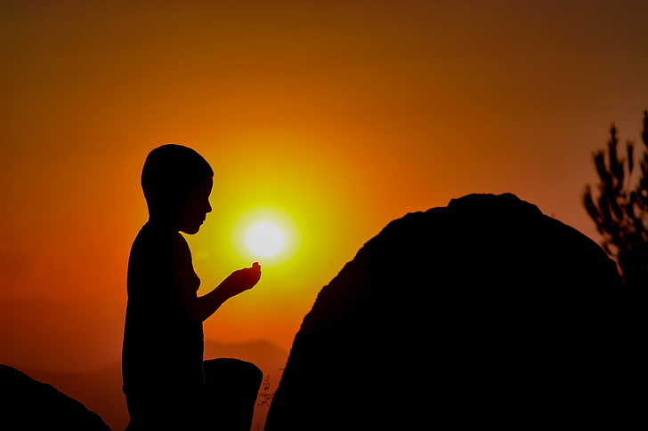 silhouette photo of kneeling boy, child, prayer, silhouette, HD wallpaper