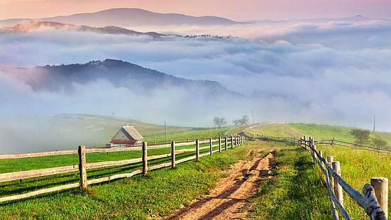 gospodarstwo rolne, droga polna, wioska, górska wioska, obszar wiejski, trawa, stacja na wzgórzu, góra, ranek, łąka, płot, wzgórze, pole, chmura, mgła, pastwisko, wyżynny, niebo, Tapety HD HD wallpaper