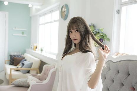 Азиатски, модел, жени на закрито, жени, брюнетка, дълга коса, вълнообразна коса, гледане на зрителя, бели дрехи, Choi Seul GI, HD тапет HD wallpaper