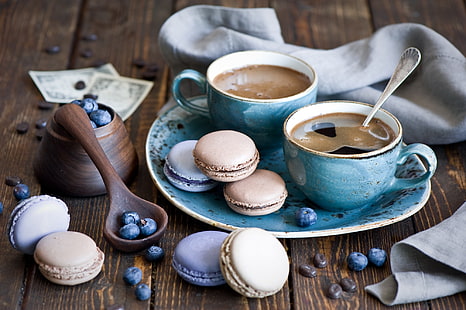dwie niebieskie filiżanki z ciastem, kawą, makaronikami, jagodami, Tapety HD HD wallpaper