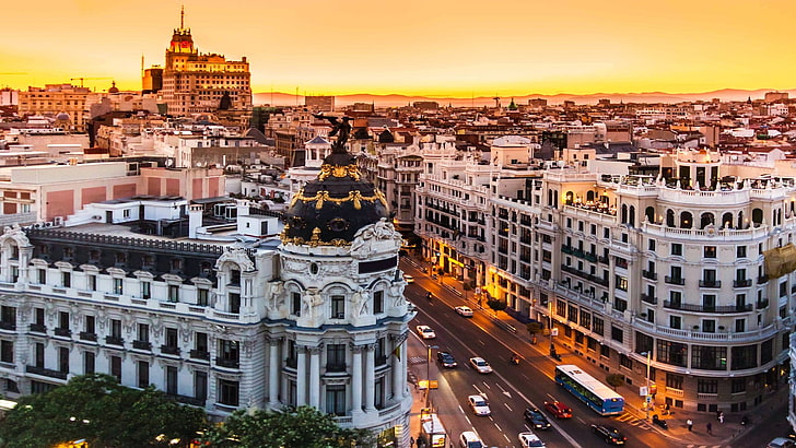 białe obiekty, pojazdy przejeżdżające między budynkami, miasto, pejzaż miejski, zachód słońca, ulica, samochód, architektura, Madryt, Hiszpania, Europa, ulica, miejski, budynek, Tapety HD