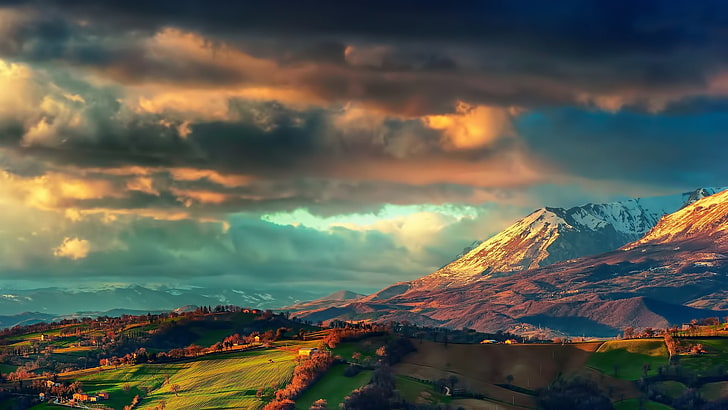 photographie de paysage de montagnes et de champ vert sous le ciel nuageux illustration, paysage, nature, nuages, Fond d'écran HD