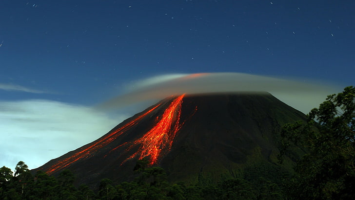 naturaleza, paisaje, cielo, nubes, volcán, erupción, lava, árboles, bosque, noche, estrellas, larga exposición, Fondo de pantalla HD