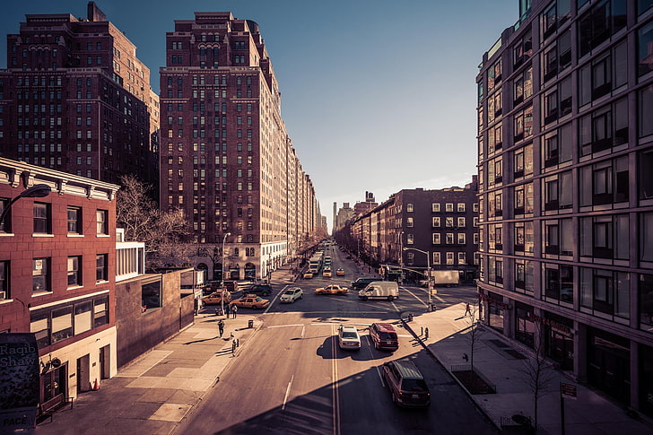 бял седан, фотография под висок ъгъл на превозни средства, преминаващи през сгради, Ню Йорк, път, градски пейзаж, сграда, трафик, превозно средство, HD тапет