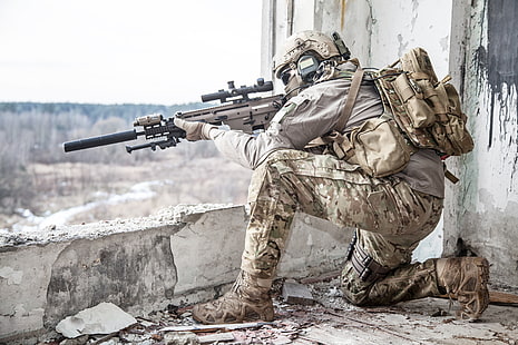 terno de camuflagem preto e marrom masculino, soldado, guarda florestal, atirador, pose, HD papel de parede HD wallpaper