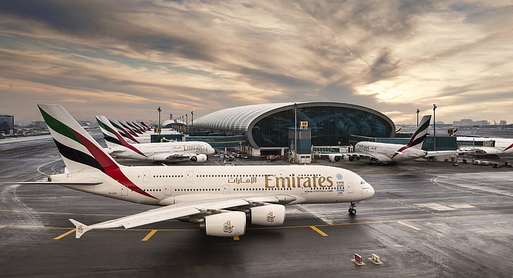 Emirates Airline, passagers, A380, Airbus, Emirates Airline, aéroport, Dubaï, Émirats Arabes Unis, bâtiment, Terminal, lever du soleil, ciel, nuages, Fond d'écran HD