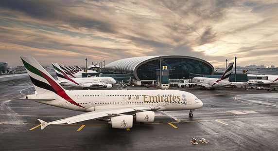 Emirates Airline, passagers, A380, Airbus, Emirates Airline, aéroport, Dubaï, Émirats Arabes Unis, bâtiment, Terminal, lever du soleil, ciel, nuages, Fond d'écran HD HD wallpaper