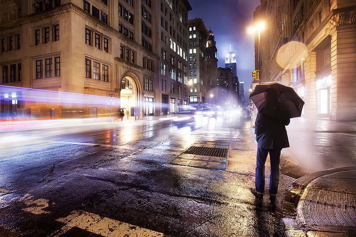 poklatkowe zdjęcie osoby trzymającej parasol na środku drogi w nocy, imperium, imperium, Foggy, Empire, Stany Zjednoczone, Nowy Jork, 5th Avenue, 20th, St, Cold Spring, Spring Night, Night time, time lapse, photo, osoba, parasol, środek, ulica, noc, Nowy Jork, Stany Zjednoczone, duże jabłko, noc, błyszczący, deszczowy, śnieżny, nastrojowy, mgła, mgła, para, klasyczne Empire, Empire State Building, Empire State Building, midtown, jasne ruch, samochody, flash, chłodno, ludzie, taksówka, hdr, chris, surrealistyczne, fotografia, szczery, widok ulicy, ulica, scena miejska, miasto, ruch uliczny, życie w mieście, Tapety HD