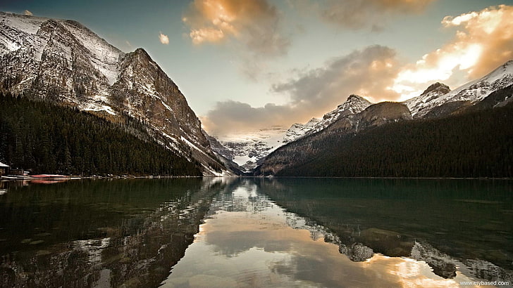 Spo d'acqua vicino alla montagna fotografia naturalistica, montagne, lago, neve, Lake Louise, Canada, paesaggio, acqua, natura, nuvole, riflessione, Sfondo HD
