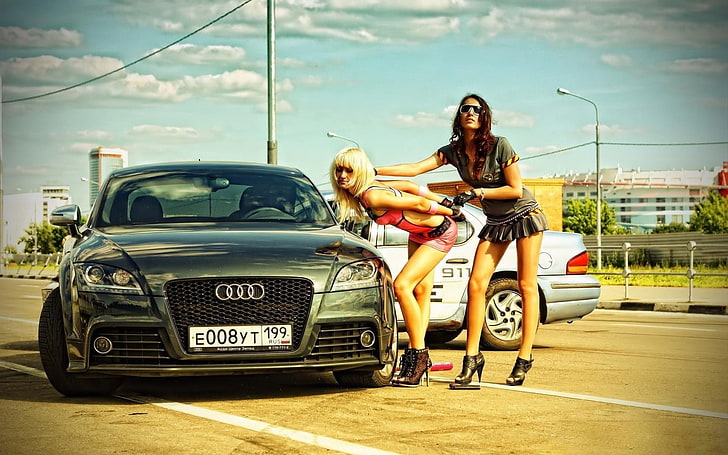 auto Audi verde, strada, cielo, ragazze, occhiali, due belle ragazze, numero russo, arrestano le bionde, bionda e bruna in piedi vicino alla macchina scura Audi, Sfondo HD