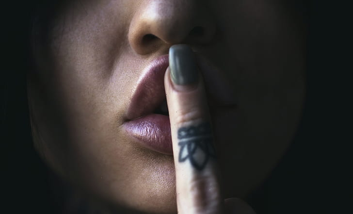 femmes, visage, Jack Russell, lèvres, doigt sur les lèvres, tatouage, Fond d'écran HD