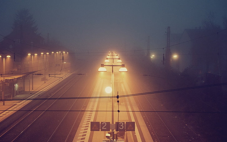 lampioni arancioni, foto del treno ferroviario di notte, stazione ferroviaria, notte, nebbia, colori caldi, caduta, Sfondo HD