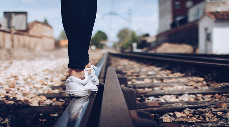 sepasang sepatu kets rendah-putih, sepatu kets, kaki, kereta api, Wallpaper HD