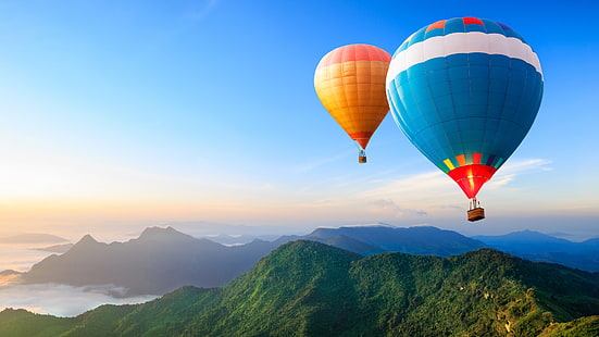 ilustrasi balon udara panas biru dan putih, dua balon udara panas biru dan oranye melayang di atas pegunungan, balon udara panas, pemandangan, alam, pegunungan, pemandangan udara, awan, matahari terbenam, hutan, pohon, langit, biru, oranye, hijau, kendaraan, Wallpaper HD HD wallpaper