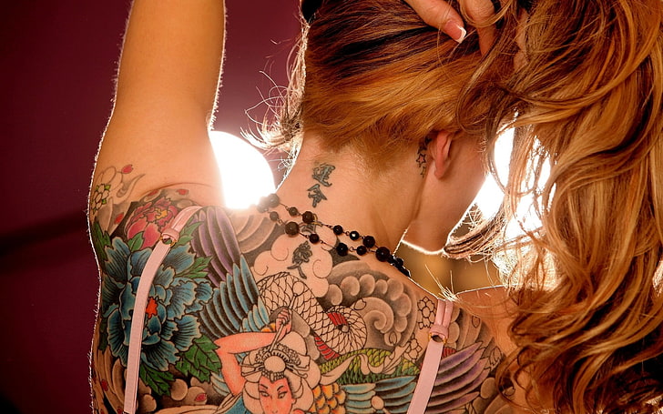 tatuaje de espalda multicolor, tatuaje, mujer, pelirroja, cuello, brazos arriba, modelo, cabello largo, Fondo de pantalla HD