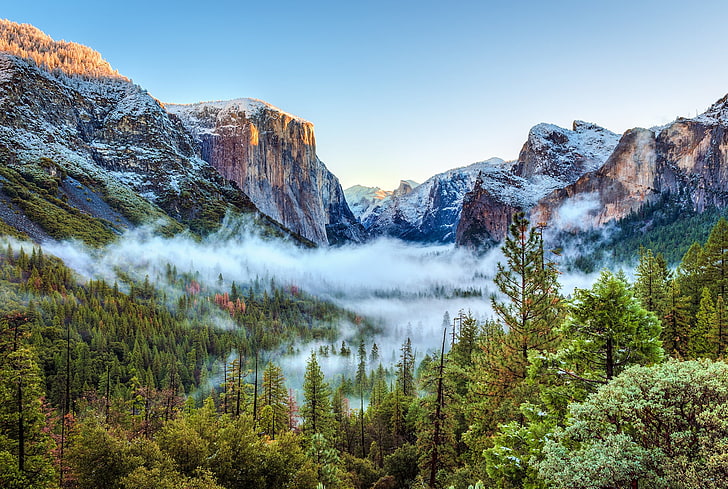 zaśnieżona góra otoczona drzewami, przyroda, krajobraz, góry, Park Narodowy Yosemite, USA, drzewa, las, światło słoneczne, śnieg, mgła, zachód słońca, Tapety HD