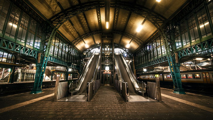 السلالم المتحركة في محطة القطار Hdr ، سلالم متحركة ، ستاتين ، ترين ، ضوء ، سلالم متحركة ، طبيعة ومناظر طبيعية، خلفية HD