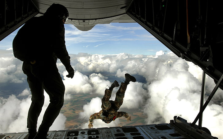 남자 검은 하늘 잠수복, 군, 낙하산 병, 구름, 항공기, 군용 항공기, 군인, HD 배경 화면