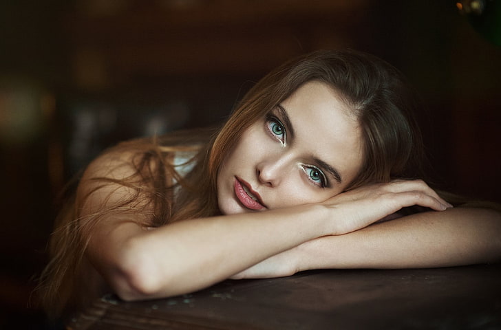 Amina Katinova ผู้หญิงภาพใบหน้า Maxim Maximov ผมสีแดงตาสีเขียวระยะชัดลึก, วอลล์เปเปอร์ HD