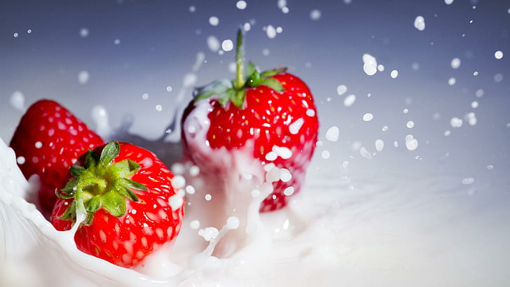 Yummy Yummy Strawberries ..., kolor, biel, truskawki, mleko, przyroda i krajobrazy, Tapety HD