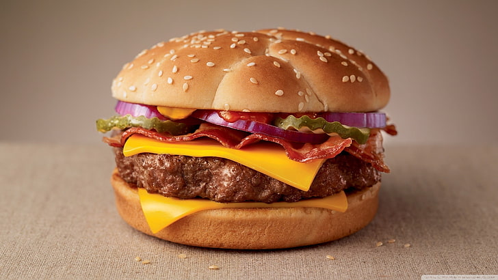 piatto di cheeseburger, hamburger, cibo, fast food, formaggio, pancetta, Sfondo HD
