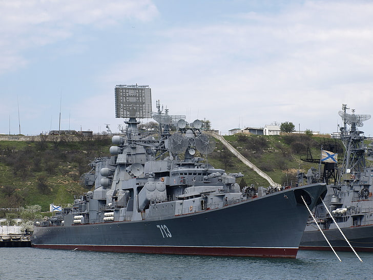 سفينة طراد رمادية وسوداء ، سفينة كبيرة مضادة للغواصات ، بحرية ، علم سانت أندرو ، أسطول البحر الأسود ، & quot؛ Kerch & quot ؛، قاعدة آمنة، خلفية HD