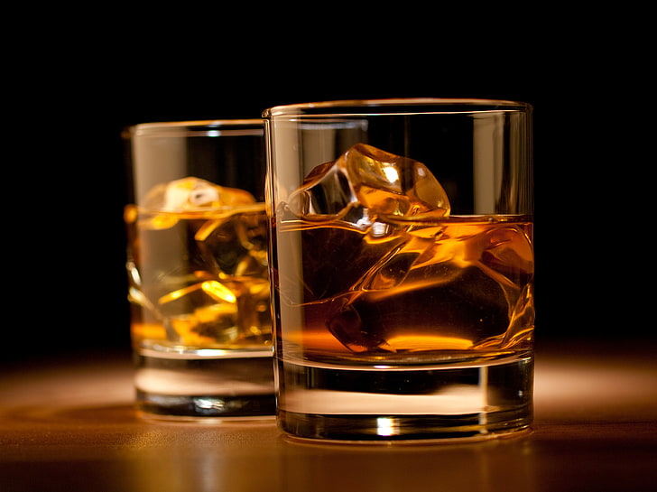 deux verres de roche, glace, table, cubes, verres, boisson, whisky, Fond d'écran HD