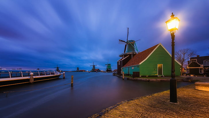 緑の家、自然、風景、夜、ライト、家、町、雲、オランダ、風車、街灯、ランプ、水、長時間露光、ボート、 HDデスクトップの壁紙