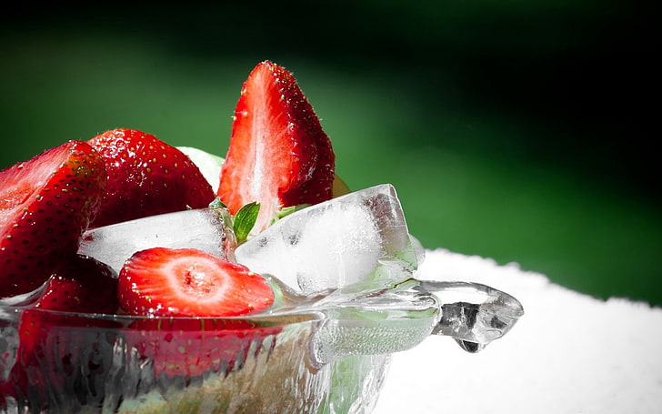 strawberries, strawberries, ice, plates, bowls, dessert, sweetness, backgrounds, green, food, HD wallpaper