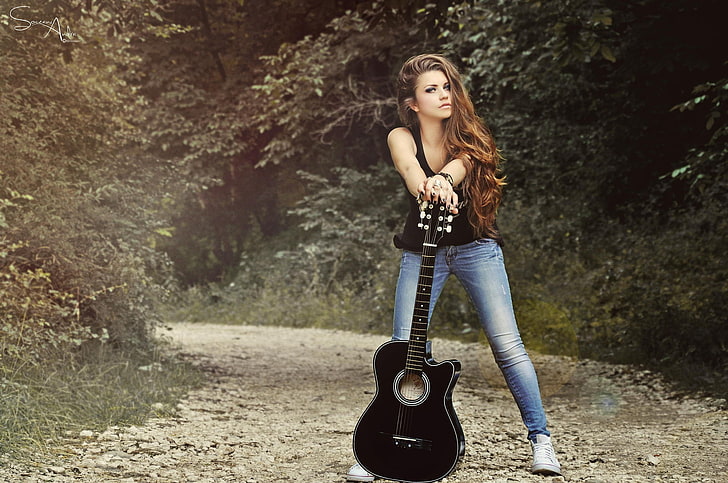 жена държи черна акустична китара, жени, модел, брюнетка, жени на открито, китара, опушени очи, HD тапет
