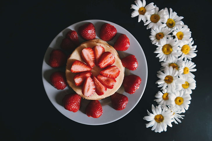 berries, close up, colors, daisies, delicious, dessert, flowers, food, fresh, fruits, pancakes, plate, strawberries, sweets, table, topview, white daisies, HD wallpaper