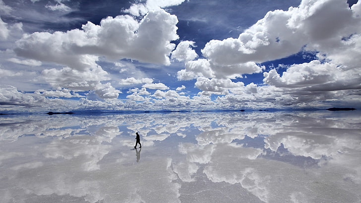 青と白の空、風景の下で海の上を歩く人、 HDデスクトップの壁紙