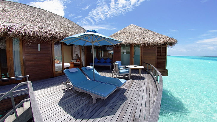 niebieski parasol przy zbiorniku wodnym ay daytme, hotel, morze, krzesło, Tapety HD