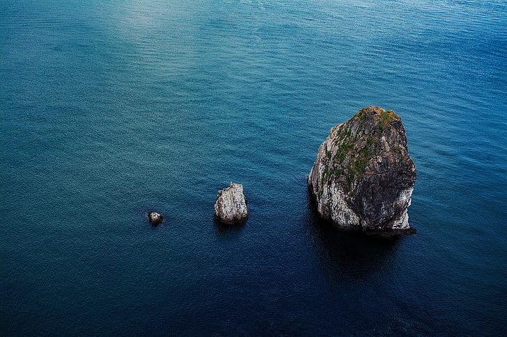 灰色の石と青い水、自然、風景、海、岩、 HDデスクトップの壁紙