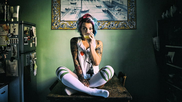 kaki wanita menyeberang tato rambut dicat melihat meja penampil dapur minum kaca setinggi lutut stoking putih bergaris legging, Wallpaper HD