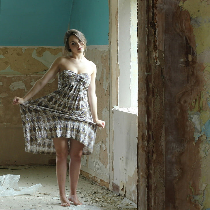Imogen Dyer, women, bare shoulders, model, lifting skirt, barefoot, brunette, HD wallpaper