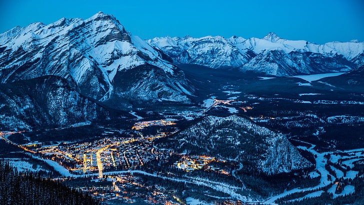 montanha coberta e neve skyline da cidade, natureza, paisagem, montanhas, Canadá, Banff, Parque Nacional de Banff, inverno, pinheiros, neve, floresta, luzes, vale, vila, Tunnel Mountain, ciano, azul, luzes da cidade, cimeira, HD papel de parede