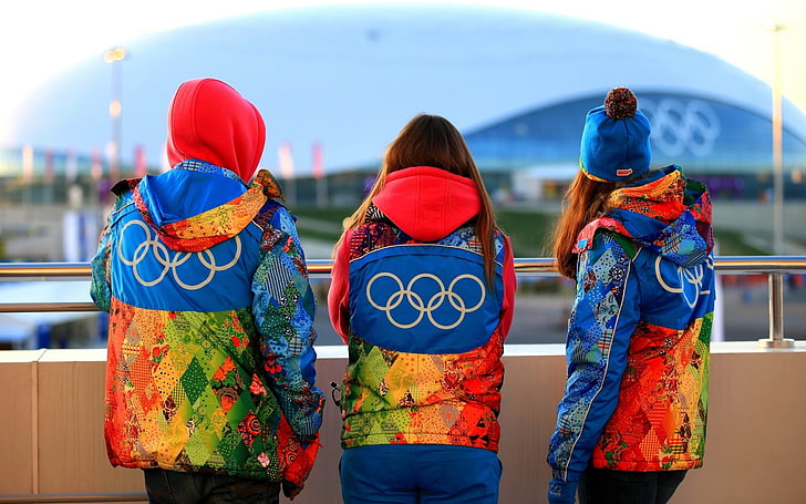 Сочи 2014 символи Олимпийски игри-спорт HD тапети, три разноцветни якета с качулка, HD тапет