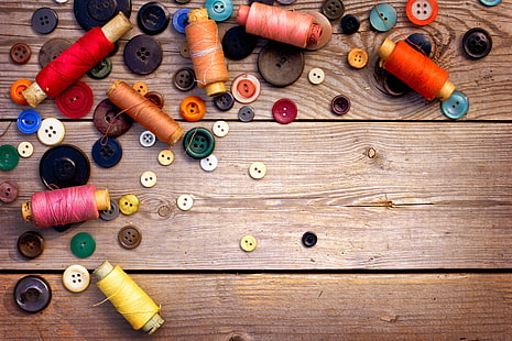 hilos de colores variados con lote de botones, hilo, urss, botones, costura, fondo de madera, Fondo de pantalla HD HD wallpaper