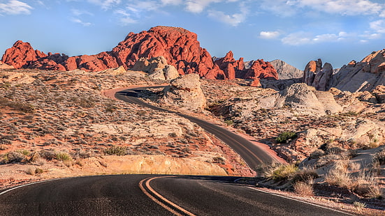 黒いアスファルト道路、道路、山、砂漠、雲、暖かい色、風景、ネバダ州、バレーオブファイア州立公園、アメリカ、自然、影、岩、岩の形成、 HDデスクトップの壁紙 HD wallpaper