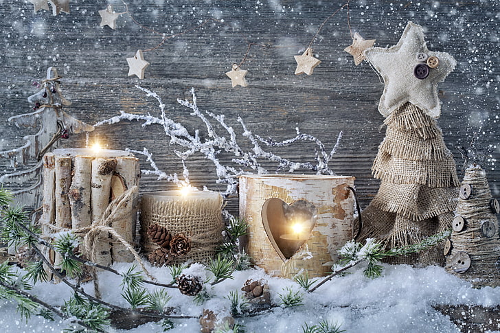 زينة عيد الميلاد الخشبية البيج ، الثلج ، الديكور ، الشموع ، رأس السنة الجديدة ، الكريسماس ، خمر ، سعيد ، مرح، خلفية HD