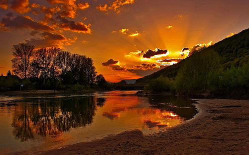 grüne Laubbäume, Sonnenuntergang, Natur, Sonnenlicht, Wasser, Bäume, Landschaft, Wolken, Himmel, Reflexion, HD-Hintergrundbild HD wallpaper