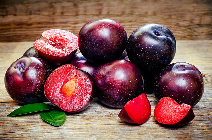 round purple fruits, fruit, plum, prunes, HD wallpaper