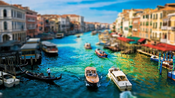 две белые и коричневые лодки, лодка, плывущая возле зданий, городской пейзаж, Венеция, сдвиг наклона, здание, лодка, размыто, HD обои